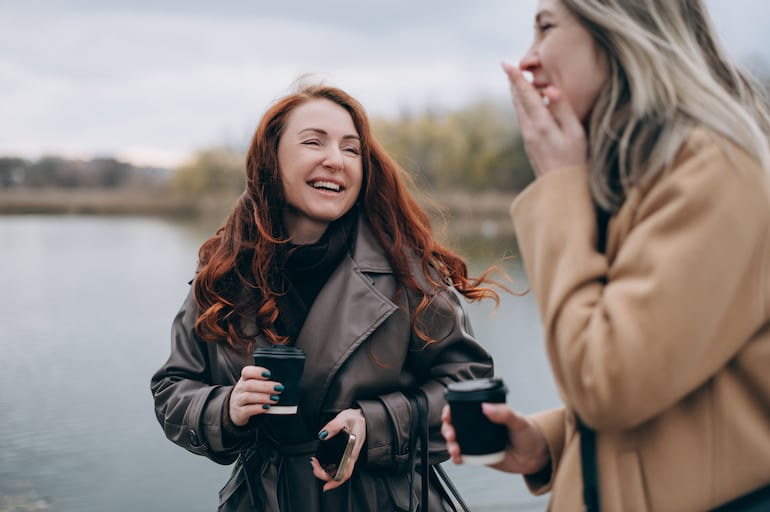 Dos mujeres riendo.
