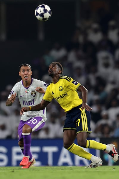 Abdullah Al-Khaibari (der.), del Al Nassr, y Alejandro Romero Gamarra, del Al Ain, en una acción durante el partido de fútbol de la Liga de Campeones Élite de la AFC disputado entre el Al Ain y el Al Nassr en Al Ain, Emiratos Árabes Unidos.