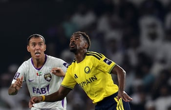 Abdullah Al-Khaibari (der.), del Al Nassr, y Alejandro Romero Gamarra, del Al Ain, en una acción durante el partido de fútbol de la Liga de Campeones Élite de la AFC disputado entre el Al Ain y el Al Nassr en Al Ain, Emiratos Árabes Unidos.