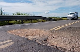 La ruta PY 04 se encuentra deteriorada en varios tramos y pone en peligro a los automovilistas.