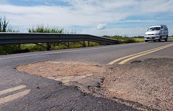 La ruta PY 04 se encuentra deteriorada en varios tramos y pone en peligro a los automovilistas.