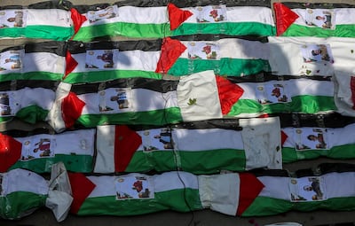 Los cuerpos cubiertos de 100 palestinos, entre ellos decenas de niños, durante un funeral masivo en el barrio de Al-Zaytun de la ciudad de Gaza.