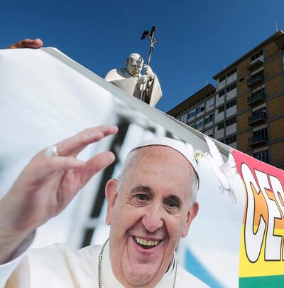 Un cartel con el retrato del papa Francisco frente al hospital Gemelli, en Roma, donde el pontífice permanece internado.