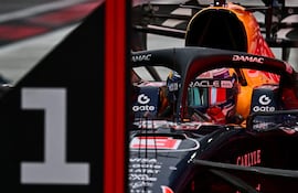 El monoplaza de Fórmula 1 Red Bul Racing del piloto neerlandés Max Verstappen en la carrera sprint del Gran Premio de Singapur en el Circuito urbano de Marina Bay, en Marina Bay, Singapur.