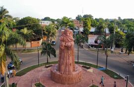 El monumento a Fray Luis Bolaños en la entrada de la ciudad de Caazapá.