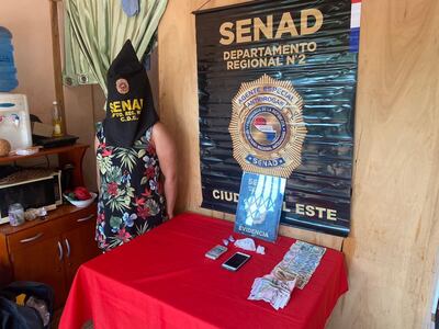 Eliana Raquel Peralta Jara y las evidencias incautadas en el operativo antidrogas.