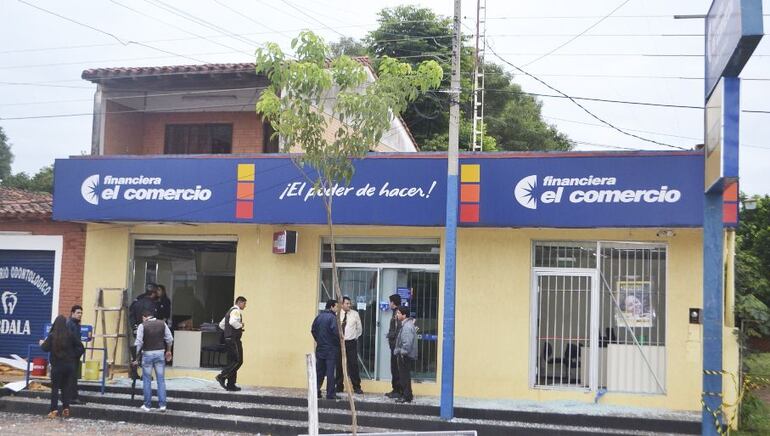 Así quedó la sede de financiera en General Aquino, departamento de San Pedro, que fue atacada por al menos 20 hombres.