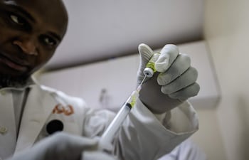 Un funcionario de salud prepara lenacapavir, un inyectable de acción prolongada para la prevención del VIH, antes de administrarlo a una persona elegible durante su lanzamiento oficial en el Centro de Salud Riruta, en Nairobi, Kenia, el 26 de febrero de 2026.