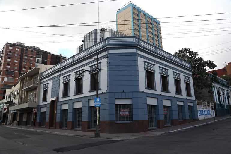 Fachada de una casa patrimonial refaccionada, sobre General Díaz y Montevideo, centro de Asunción.