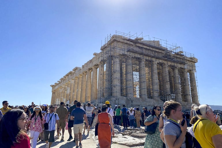 Fotografía de 2024 en la que se muestra la fachada occidental del Partenón antes de que se finalizaran los trabajos de restauración del frontón.