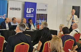 Jorge Schreiner, especialista en política económica, en el panel debate de CERNECO