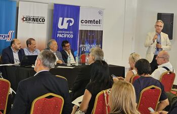 Jorge Schreiner, especialista en política económica, en el panel debate de CERNECO