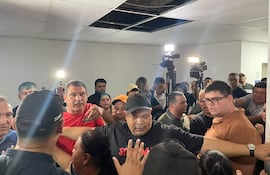 Turba de funcionarios municipales de Asunción que increparon al concejal Álvaro Grau, luego de que fuera retirado por agentes de seguridad de la Junta Municipal y de la Policía Nacional.