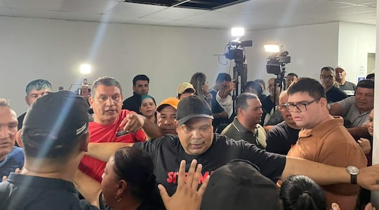 Turba de funcionarios municipales de Asunción que increparon al concejal Álvaro Grau, luego de que fuera retirado por agentes de seguridad de la Junta Municipal y de la Policía Nacional.