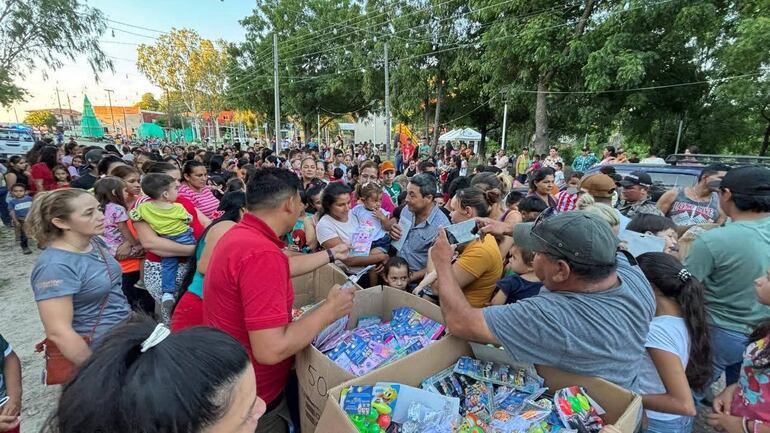 Los niños recibiendo sus regalos en Fuerte Olimpo.