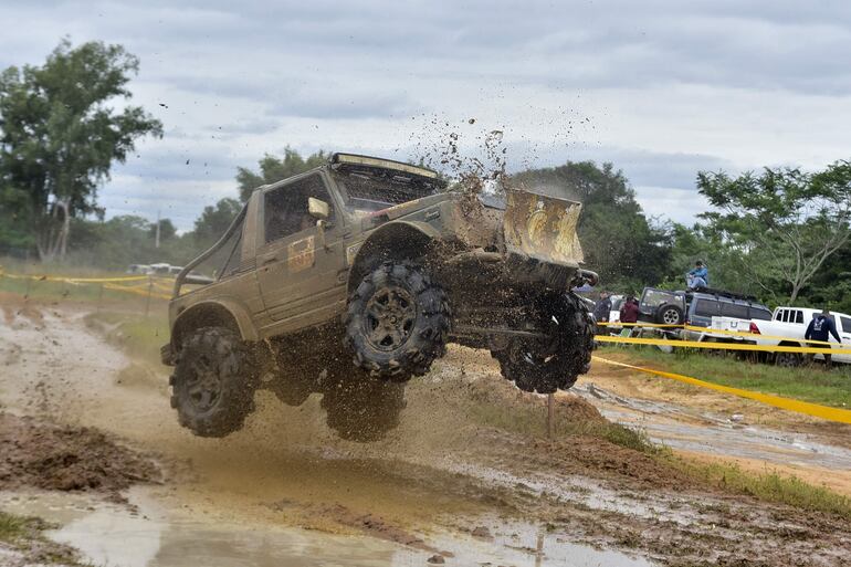 Julio Díaz y Patricio Mieres fueron los ganadores de la TT3 con Suzuki Samurai.