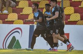 Cristian Paredes recibe las felicitaciones de sus compañeros tras anotar el tanto que le dio el triunfo a Guaireña FC, en Capiatá.