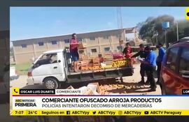Loma Plata: Comerciante ofuscado arroja sus productos