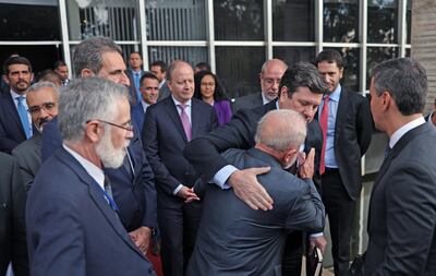 Javier Giménez, el ministro de Industria y Comercio, también consejero de Itaipú, saluda al presidente del Brasil, Luiz Inácio Lula da Silva, ante la mirada de las demás autoridades, entre ellas el presidente de la República, Santiago Peña.