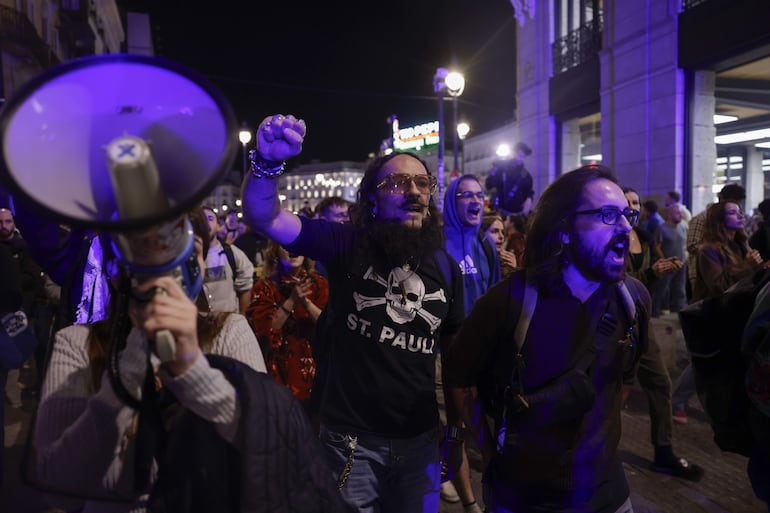 Participantes en la acampada en protesta por la crisis de la vivienda en el país se manifiestan este miércoles en los alrededores de la Puerta del Sol de Madrid. 