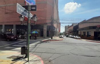 En estas condiciones se encuentran los cables en el microcentro de Asunción desde hace algunos días.