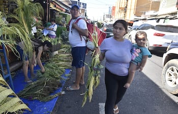 Sobre la calle Pettirossi hubo ayer mucha oferta de ramos de pindó para aclamar hoy al Señor de las Palmas.