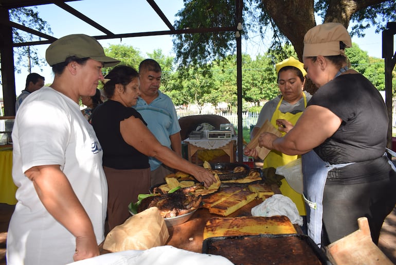 Los visitantes y lugareños se acercaron para adquirir la chipa y los demás platos gastronómicos de Pirayú.