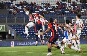 Centro al área de Nacional que fue conectado por Vegetti, quien marcó el gol, pero fue anulado por un supuesto fuera de juego.