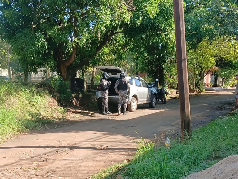 Dos de los seis policías del Grupo Lince ahora trasladados a Asunción por el presunto robo de mercaderías recuperadas tras el asalto.