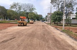 VDB Algunas maquinarias destinadas para modernizar la antigua Ruta Py 02 se encuentran paradas en la obra.
