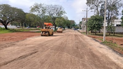 VDB Algunas maquinarias destinadas para modernizar la antigua Ruta Py 02 se encuentran paradas en la obra.