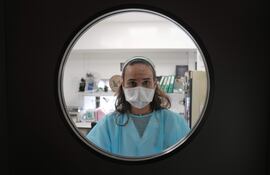 El servicio de emergencias del Hospital de Clínicas-FCM UNA, ya cuenta con un esquema a seguir ante casos de viruela símica. El Dr. Alexis Mateos definió como actuarán si hay sospechas o confirmación, e hizo algunas recomendaciones.