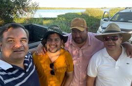 Fotografía extraída de las redes sociales de Carlos Arrechea. La imagen fue posteada el 29 de octubre del 2023, cuando él agradeció la visita de parlamentarios y amigos, entre los que se encontraba Jatar Fernández. Los demandantes de una presunta invasión aseguraron que ya ese día escucharon a los parlamentarios planificar una edificación en el predio que luego fue ocupado.