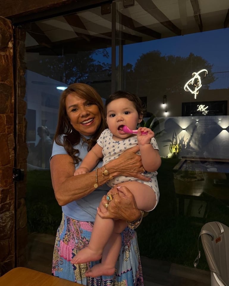 ¡Abuela babosa! Celeste Amarilla con su nieta Evangelina en brazos. (Instagram/Celeste Amarilla)