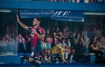 El volante ofensivo argentino, Federico Carrizo, siendo reconocido por los hinchas azulgranas tras ser sustituido en el partido ante Guaraní.