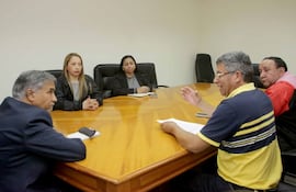 El ministro de Corte Manuel Ramírez Candia en la reunión con representantes de la Coordinadora de víctimas de afectados de "la mafia de los pagarés".