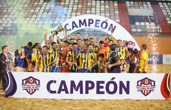 Festejo del Sportivo Luqueño, campeón del Clausura de la Superliga playera.