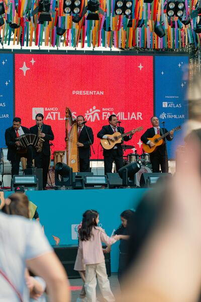 La música folclórica animó el San Juan del Barrio Mariscal.
