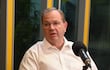 Camilo Pérez participando en un programa radial en Cardinal, hablando sobre su gestión al frente del Comité Olimpico Paraguayo.