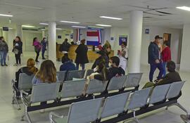 Asegurados critican mala administración del IPS y elevados salarios de autoridades del seguro social.