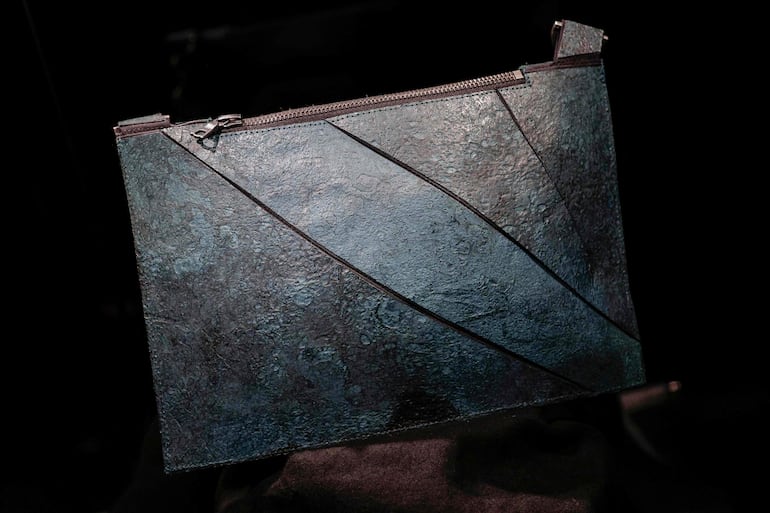 Esta fotografía muestra el primer bolso de “cuero de T. rex” expuesto antes de su subasta en el recinto de subastas Hotel Drouot, en París, el 9 de junio de 2026.