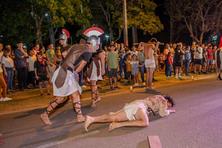 Villa Florida, Misiones. — Jesús es azotado durante el Vía Crucis viviente.