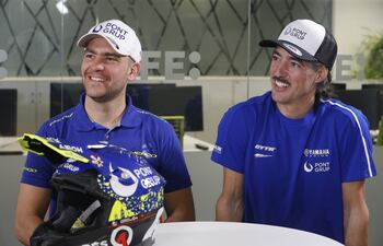 Lorenzo Santolino (i) y Javier Vega (d), pilotos del Dakar de motociclismo en la categoría 'Scratch', durante la entrevista con EFE en la que han hablado sobre su participación en Arabia Saudí, del 5 al 19 de enero, en una de las ediciones más duras de la categoría según los organizadores, donde, además de enfrentarse a largas y fatigosas jornadas de carrera, deberán completar una etapa de 48 horas sin ningún tipo de asistencia. EFE/ Gema Garcia