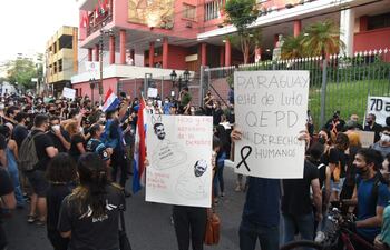 Manifestación en que una multitud se trasladó hasta el que consideran el "monumento a la corrupción", la Junta de Gobierno de la ANR.