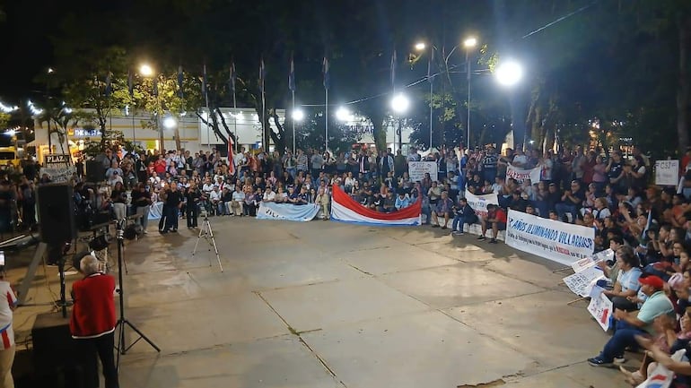 Ciudadanos se manifestaron en Villarrica en rechazo a un fallo judicial que podría llevar a Clyfsa a la quiebra.