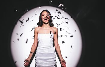 Mujer celebra vestida de blanco.