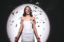 Mujer celebra vestida de blanco.