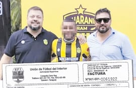 Factura expedida por la UFI en la cual dice que entregó el dinero público al Club Guaraní de Fram, presidido por José Soroka, hermano del senador Colym Soroka. Ambos en la fotografía de arriba.