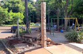 Considerando el peligro por la falta de cercado, alumnos del nivel inicial de la Escuela Niño Salvador de Ciudad del Este no iniciaron clases.