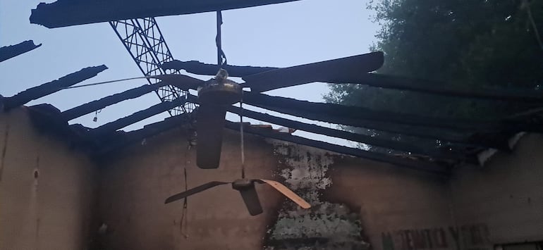 Voraz incendio consumió dos aulas de una escuela rural en Yatytay